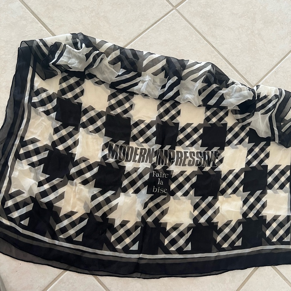 FAIRE de BISE Black & White large houndstooth Pattern Women’s silk Scarf
52”x32”